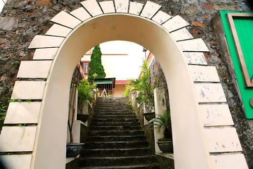 Hotel Kh�ch S?n C�y Th�ng