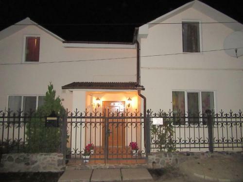 Hostal Crystal Guest House