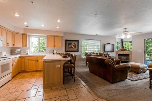 605 Elevator Access, Private Balcony With Beautiful Mountain Views, And More!