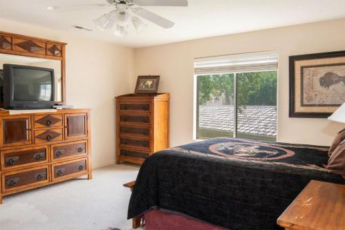 605 Elevator Access, Private Balcony With Beautiful Mountain Views, And More!