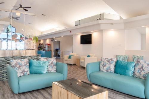 605 Elevator Access, Private Balcony With Beautiful Mountain Views, And More!