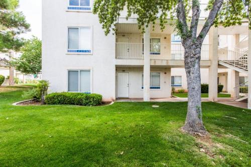 605 Elevator Access, Private Balcony With Beautiful Mountain Views, And More!