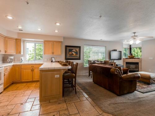 605 Elevator Access, Private Balcony With Beautiful Mountain Views, And More!