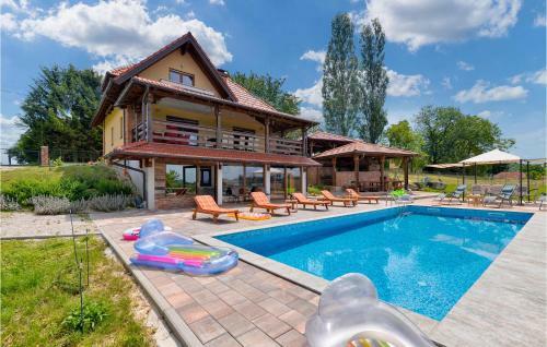 Three-bedroom Holiday Home In Zelezna Gora