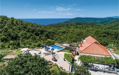 Three-bedroom Holiday Home In Radovcici