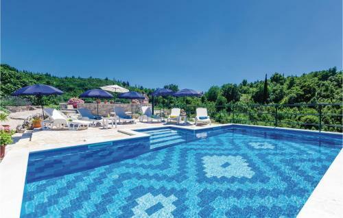 Three-bedroom Holiday Home In Radovcici