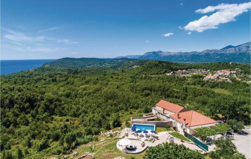 Three-bedroom Holiday Home In Radovcici