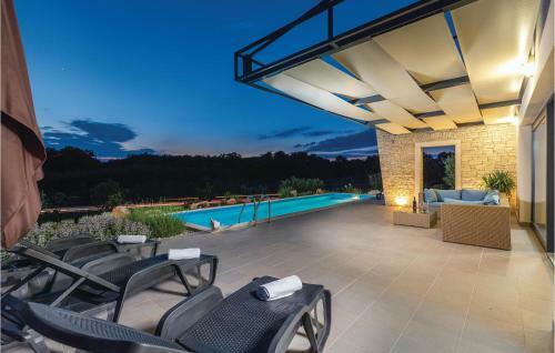 Three-bedroom Holiday Home In Novigrad