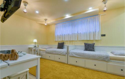 Three-bedroom Holiday Home In Dragoslavec