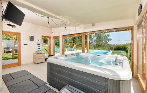 Three-bedroom Holiday Home In Dragoslavec