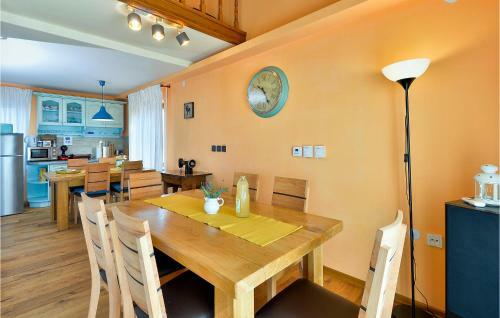 Three-bedroom Holiday Home In Dragoslavec