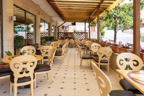 Hotel Garden Of Eden Complex