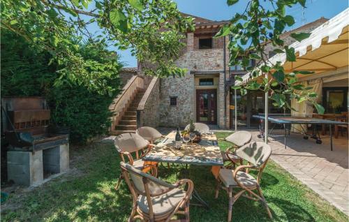Two-bedroom Apartment In C. Del Lago (Pg)