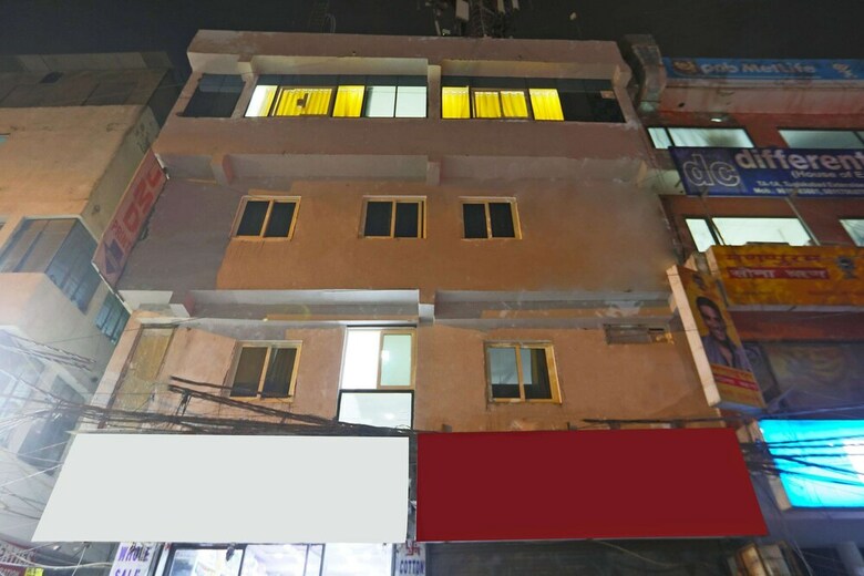 Hotel Oyo 48664 Gour White House