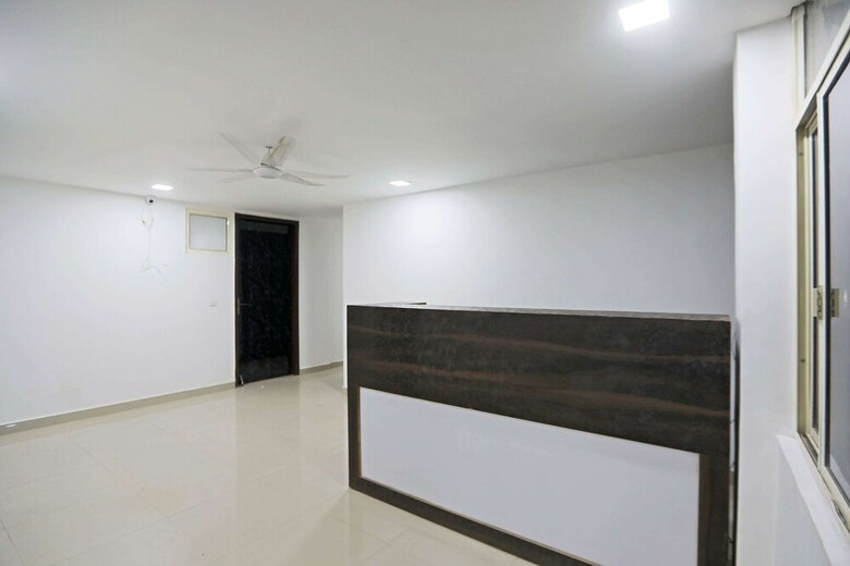 Hotel Oyo 48664 Gour White House
