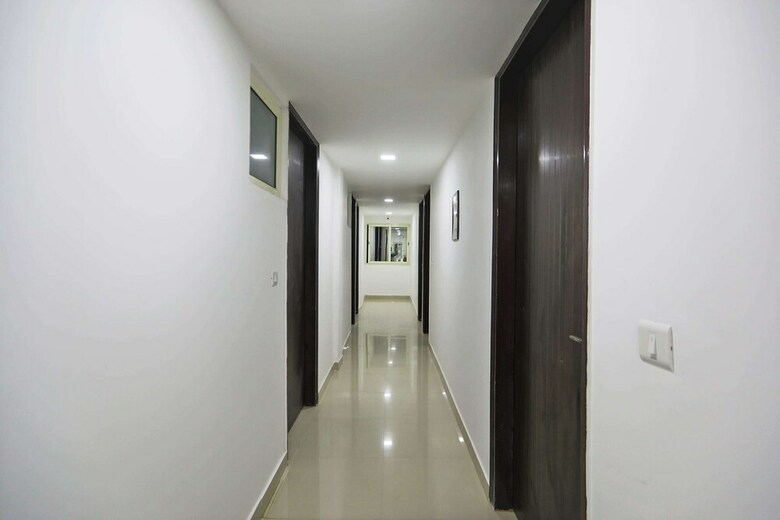 Hotel Oyo 48664 Gour White House