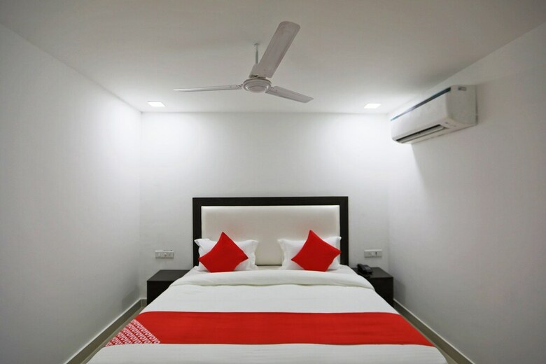 Hotel Oyo 48664 Gour White House