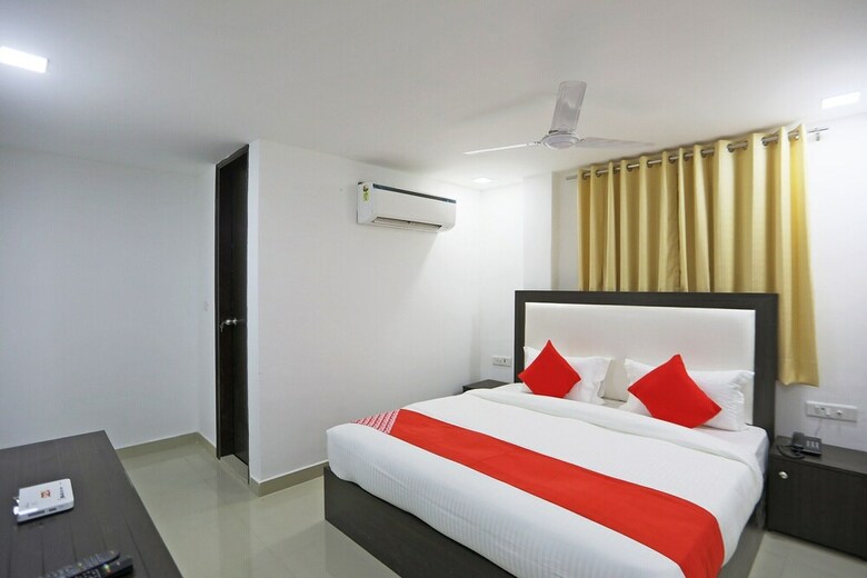 Hotel Oyo 48664 Gour White House