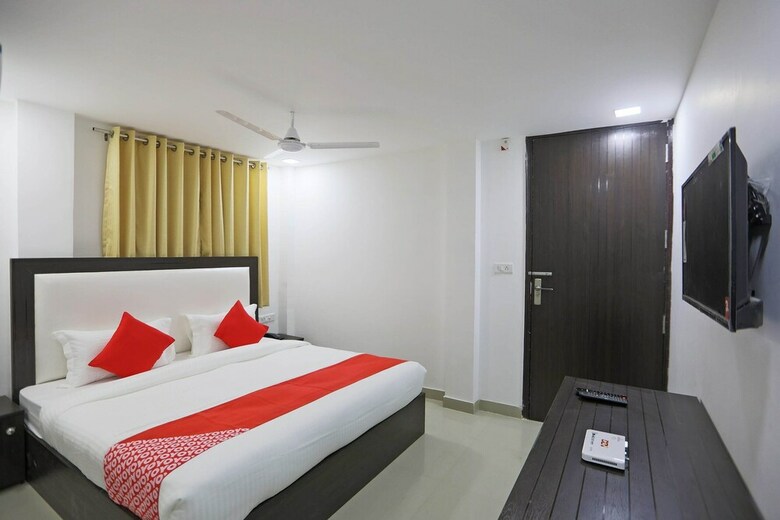 Hotel Oyo 48664 Gour White House