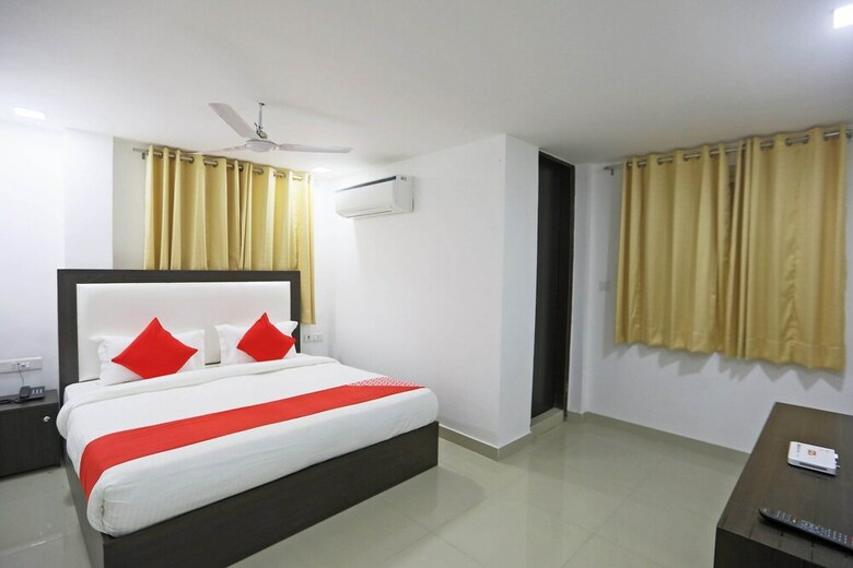Hotel Oyo 48664 Gour White House