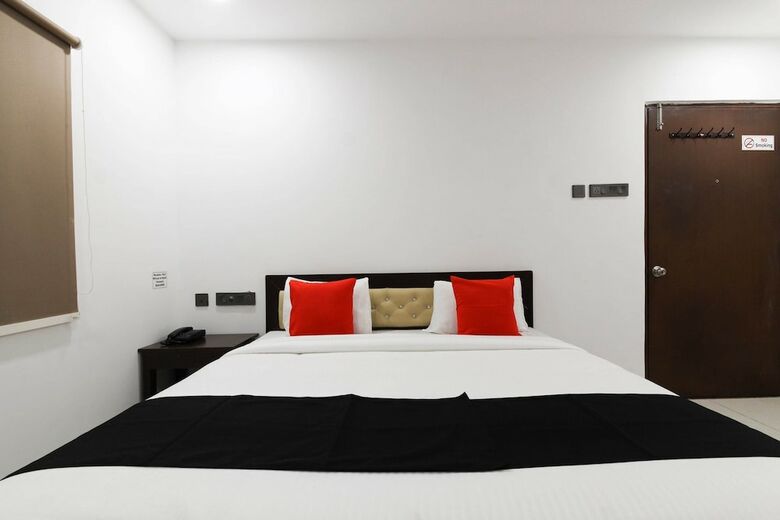 Capital O 63727 Mythri Hotel