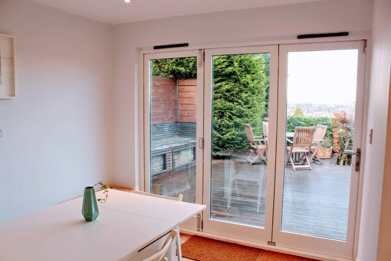 Beautiful Home With Castle Views And Garden And Parking