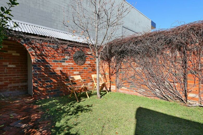 Designer 2 Bedroom House With Garden In Northbridge