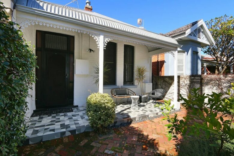 Designer 2 Bedroom House With Garden In Northbridge