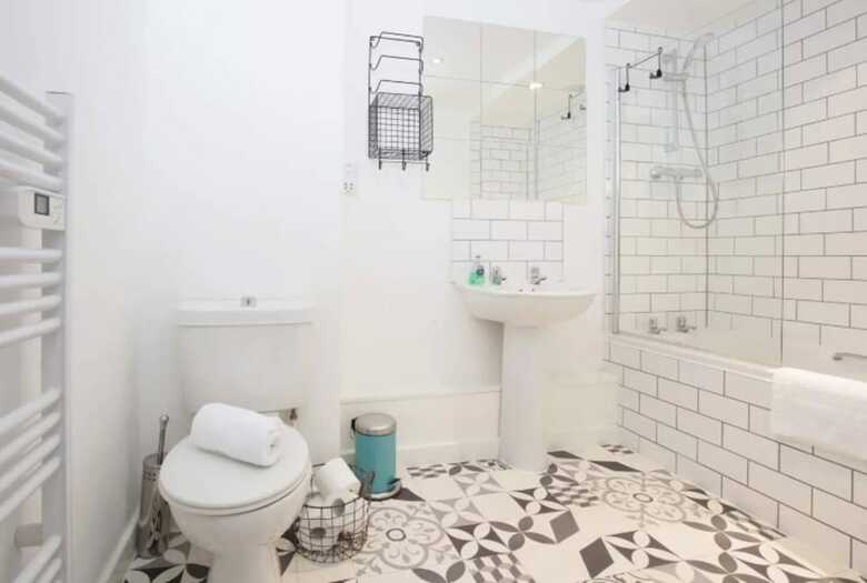 Contemporary 2 Bedroom Midland Mews Apartment