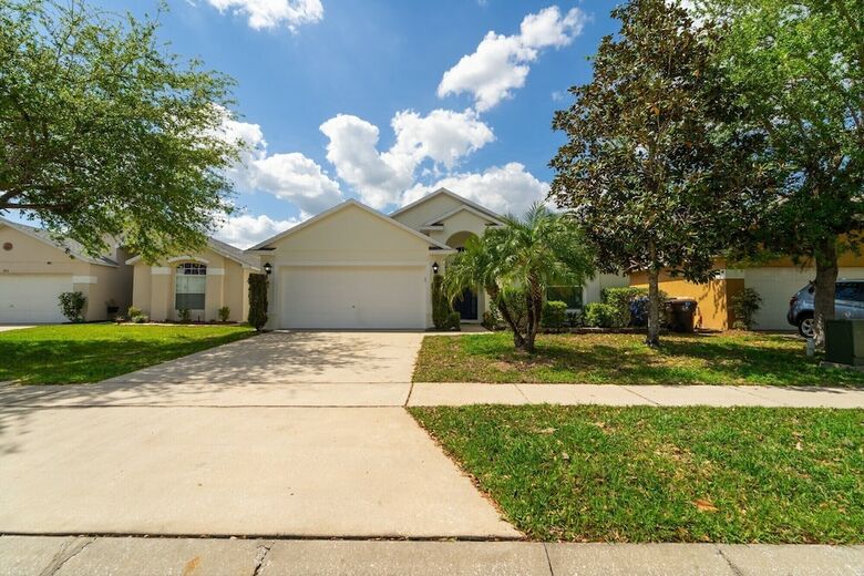 1114 4-bed Pool Home, Liberty Village Kissimmee