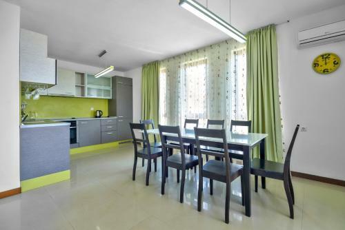 Casa Real Apartments
