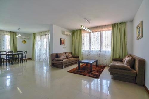 Casa Real Apartments