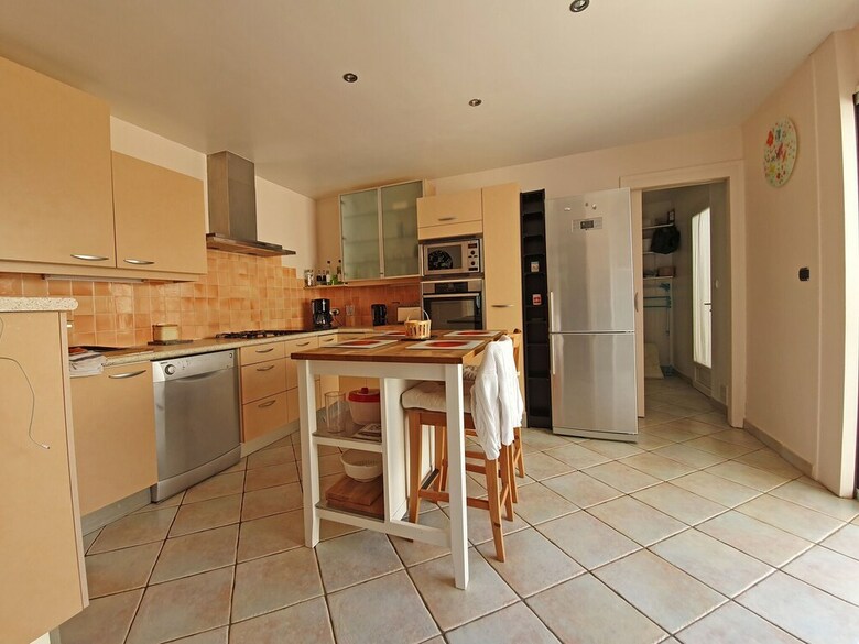 Spacious Villa In Languedoc-roussillon With Private Swimming Pool