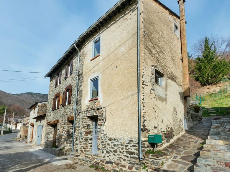 Gorgeous Holiday Home In Urbanya With Garden