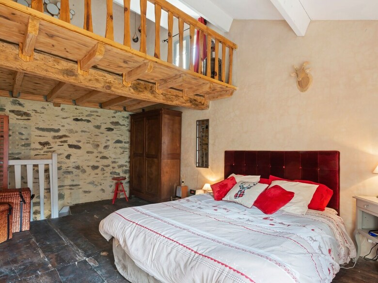 Gorgeous Holiday Home In Urbanya With Garden