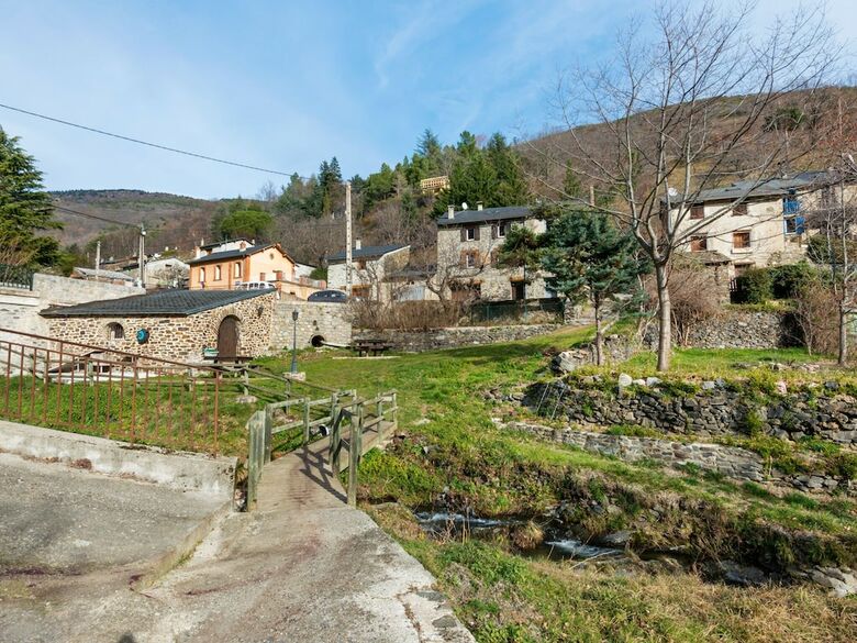 Gorgeous Holiday Home In Urbanya With Garden