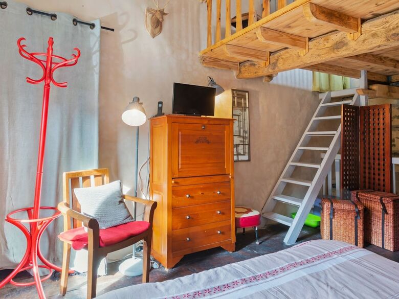 Gorgeous Holiday Home In Urbanya With Garden