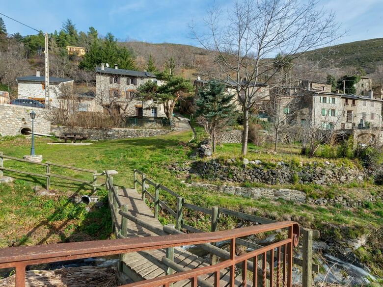 Gorgeous Holiday Home In Urbanya With Garden