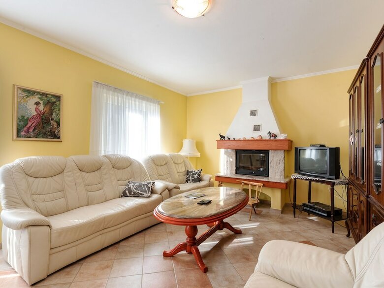 Serene Holiday Home In Pridraga With Private Garden