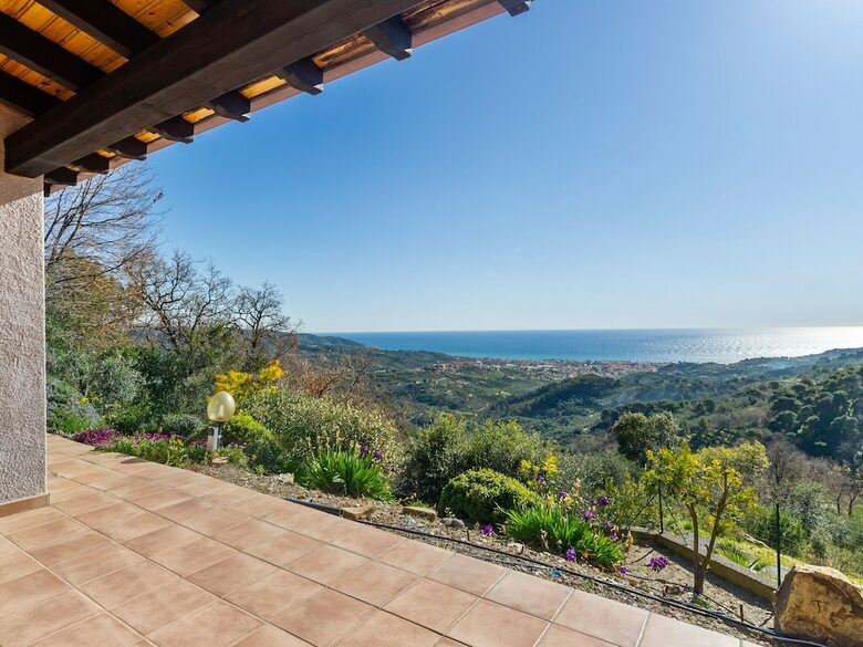Pleasant Holiday Home In Merea With Sea View �