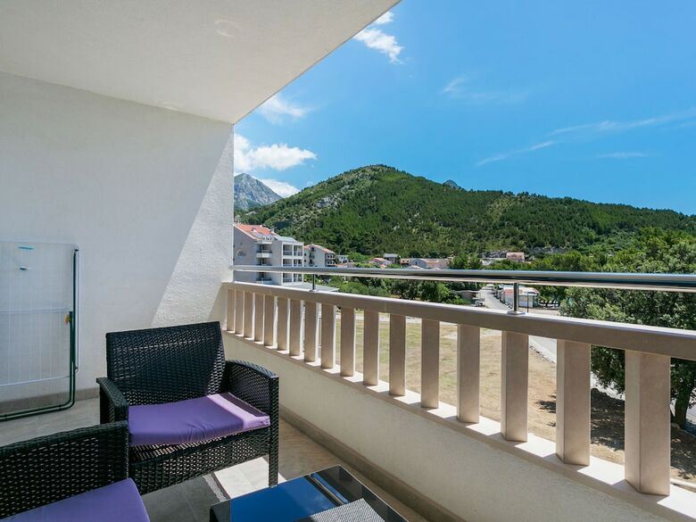 Pleasant Apartment In Drvenik With Balcony