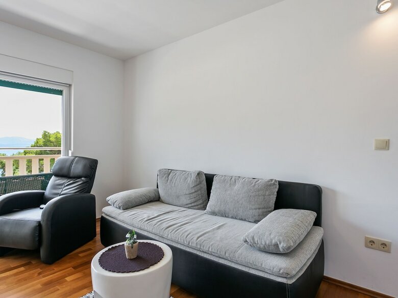 Pleasant Apartment In Drvenik With Balcony