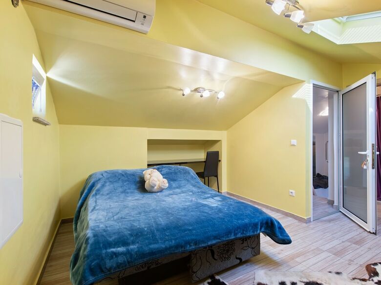 Comfortable Holiday Home In Pirovac With Garden