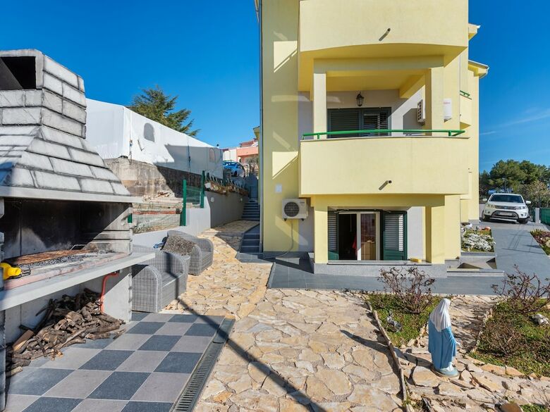 Comfortable Holiday Home In Pirovac With Garden