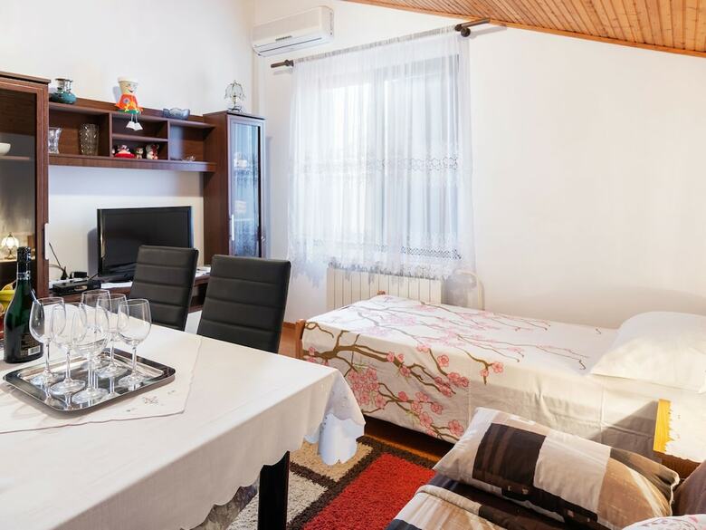 Peaceful Apartment In Pore? With Garden