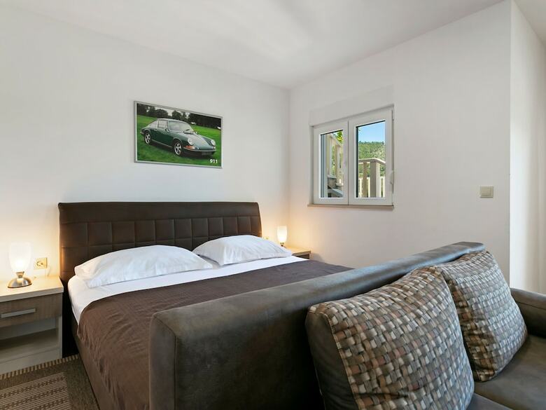 Modern Apartment In Drvenik With Balcony