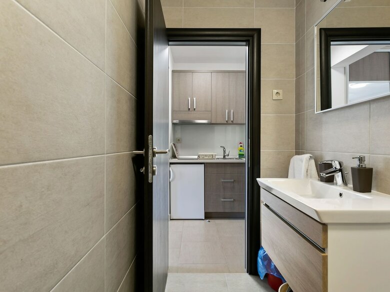 Modern Apartment In Drvenik With Balcony