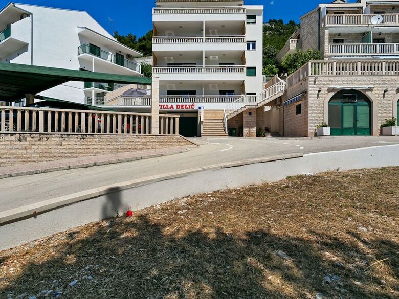 Modern Apartment In Drvenik With Balcony