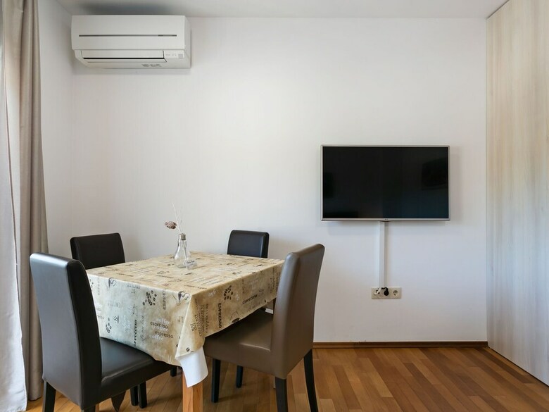 Modern Apartment In Drvenik With Balcony