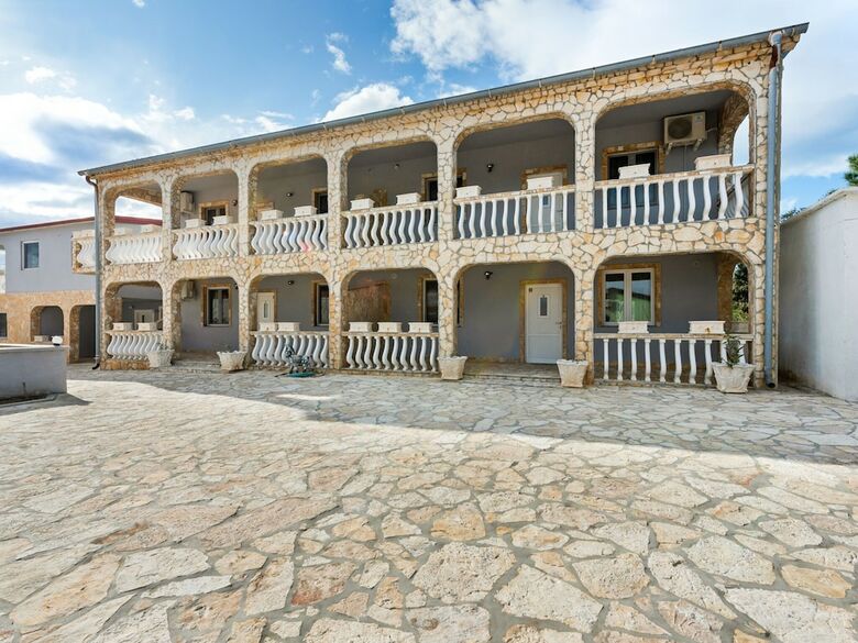 Snug Apartment In Vir With Sea Beach Nearby